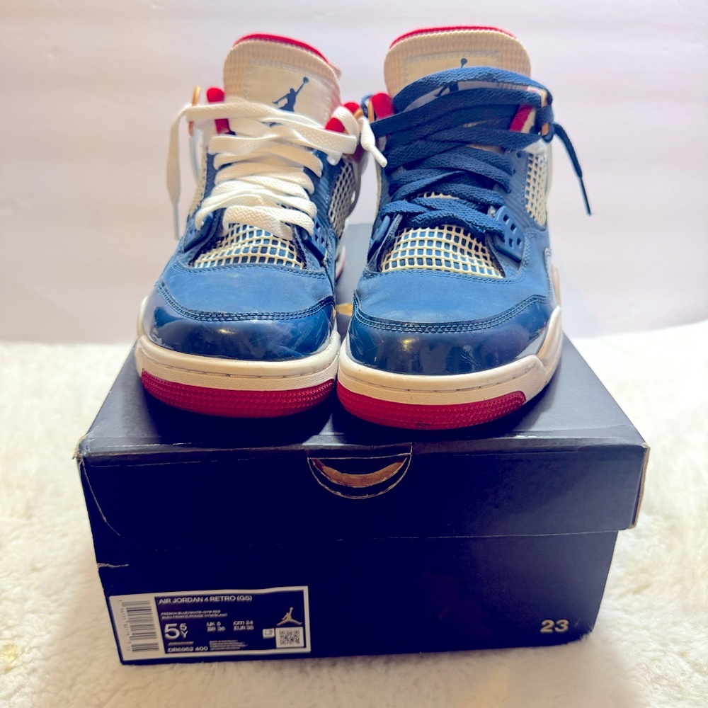 Youth Air Jordan 4 Retro Size 5.5Y. Comes with box.